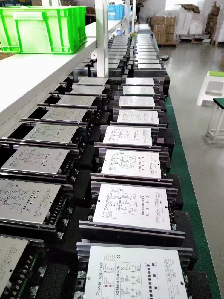 电力调解器的自顺应控制战略是怎样应对情形转变和参数不确定性的？？？
